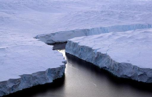 Um iceberg se desprende da Costa Knox, território da Antártica que pertence à Austrália, em 11 de janeiro de 2008