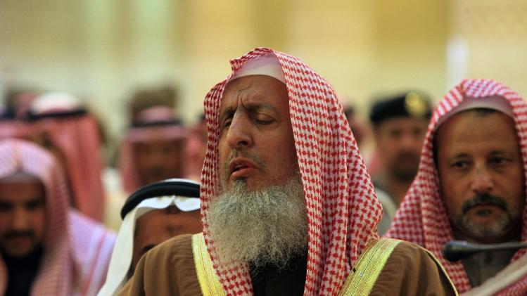 Saudi&#39;s Grand Mufti Sheikh Abdul Aziz al-Sheikh (centre) leads prayer at the funeral in Riyadh on February 6, 2008