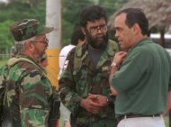 En esta foto de archivo del 21 de mayo del 2000, el Comisionado de Paz de Colombia, Camilo Gómez, a la derecha, habla con Alfonso Cano, en el centro, y Raúl Reyes, de las rebeldes Fuerzas Armadas Revolucionarias de Colombia (FARC), en San Vicente del Caguán, durante negociaciones de paz en el sur de Colombia. El máximo jefe de las FARC, Alfonso Cano, murió el viernes 4 de noviembre de 2011, abatido en una zona del suroeste colombiano, informaron militares a la AP. (AP foto/Fernando Ruiz, File)