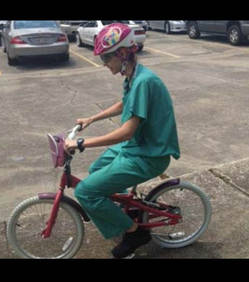 Une chirurgienne parcourt la ville en vélo d'enfant pour opérer en urgence