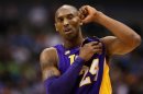 Kobe Bryant luce un brazalete en memoria del fallecido dueño de Los Angeles Lakers Jerry Buss el 24 de febrero en Dallas