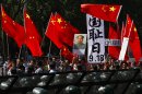 Manifestantes chinos sostienen imágenes del fallecido líder comunista Mao Tse Tung y banderas de China en una marcha afuera de la embajada japonesa en Beijing, el martes 18 de septiembre de 2012. El aniversario 81 de la invasión japonesa y el dominio de unas islas que se disputan ambos países desataron una nueva ola de protestas. (Foto AP/Alexander F. Yuan)