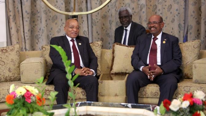 Omar al-Bashir (right) meets with South African President Jacob Zuma in Khartoum on January 31, 2015