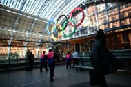 Unos anillos olímpicos decoran la estación de tren de Saint Pancras, en Londres, este lunes 23 de julio, cuatro días antes del comienzo de los Juegos Olímpicos. (AFP | Christophe Simon)