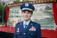 榮膺一百年政戰學院傑出校友的空軍飛行員柳惠千上校，在六日所舉行的院慶活動中接受表揚。（軍聞社記者方正攝）
