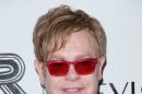 Elton John Gelar Pertunjukan Teknologi