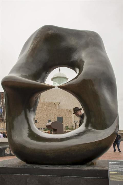 Una de las esculturas que forma parte de la exposición que La Caixa y la Fundación Henry Moore inauguraron hoy y que se ha instalado en el paseo de la playa de Las Canteras, en Las Palmas de Gran Cana