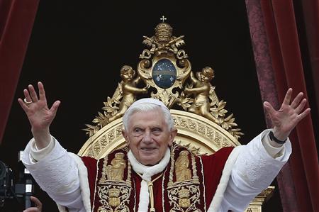 Pope Benedict XVI (C) waves as he blessed the crowd as he makes his "Urbi et Orbi" (To the city and the world) address from a balcony in St. Peter's Square in Vatican December 25, 2012. Pope Benedict used his Christmas message to the world on Tuesday to say people should never lose hope for peace, even in conflict-riven Syria and in Nigeria where he spoke of "terrorism" against Christians. REUTERS/Alessandro Bianchi