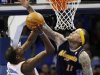 Chris Anderson (11) de los Nuggets de Denver intenta bloquear un disparo de Kevin Durant (35) del Thunder de Oklahoma City en el partido entre ambos equipos en Oklahoma City, el domingo 19 de febrero de 2012. (Foto AP/Sue Ogrocki)