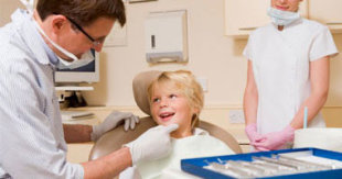 كيف تتعاملين مع الحالات الطارئة لأسنان طفلك؟ S1201223124537