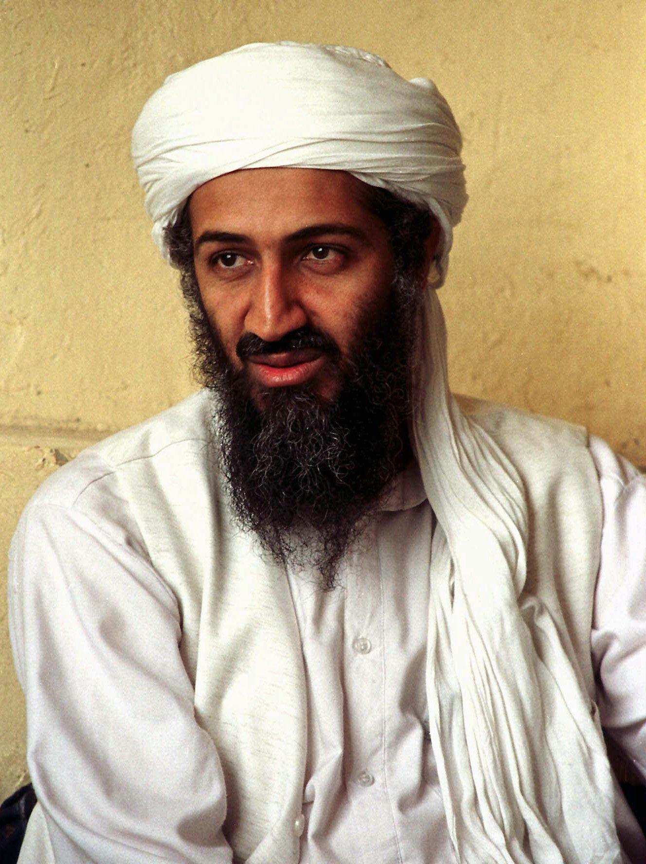 Esta foto de archivo de 1998 muestra a Osama bin Laden, el cerebro de Al-Qaeda, exiliado en Afganistán. Una persona al tanto de los acontecimientos dijo el domingo 1 de mayo de 2011 que bin Laden está muerto y Estados Unidos tiene su cuerpo. (AP File Photo)