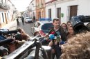 El alcalde de Pilas (Sevilla), Jesús María Sánchez (PSOE), ayer frente al domicilio de Sara L.H., de 34 años, la mujer que está en prisión preventiva tras hallar en su congelador un bebé muerto. EFE