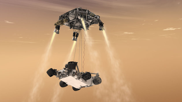 ARCHIVO - En esta imagen suministrada por la NASA, un artista representa cómo descenderá sobre la superficie marciana la sonda Curiosity el 5 de agosto del 2012 (AP Foto/NASA/JPL-Caltech, ARCHIVO)