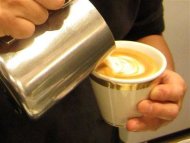 研究人員說，喝咖啡可能足以降低糖尿病風險。相較於偶爾喝咖啡或都不喝咖啡者，每天4到5杯適度飲用咖啡，可以降低罹患第二型糖尿病的風險。
