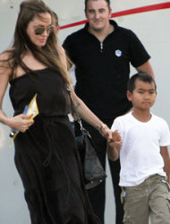 Putra Angelina Jolie Suka Makan Serangga