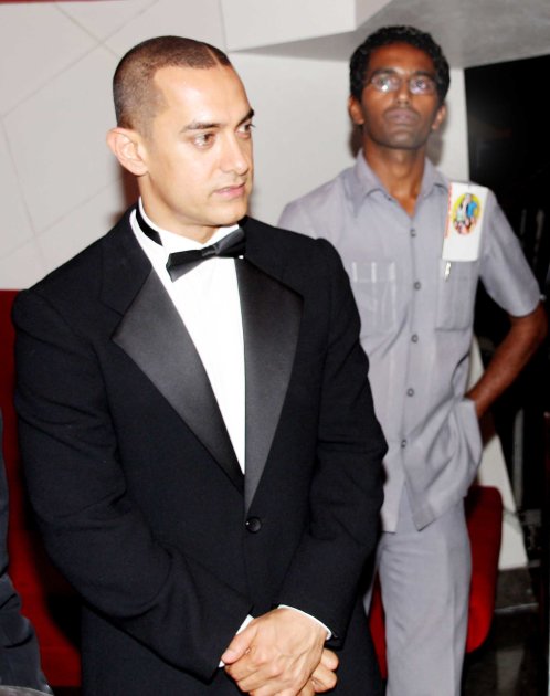  - Aamir-with-his-children--2-_041433