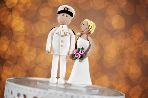  كيكات أفراح رومانسية وطريفة …  Funny Wedding Cake Toppers 137929111-jpg_125346