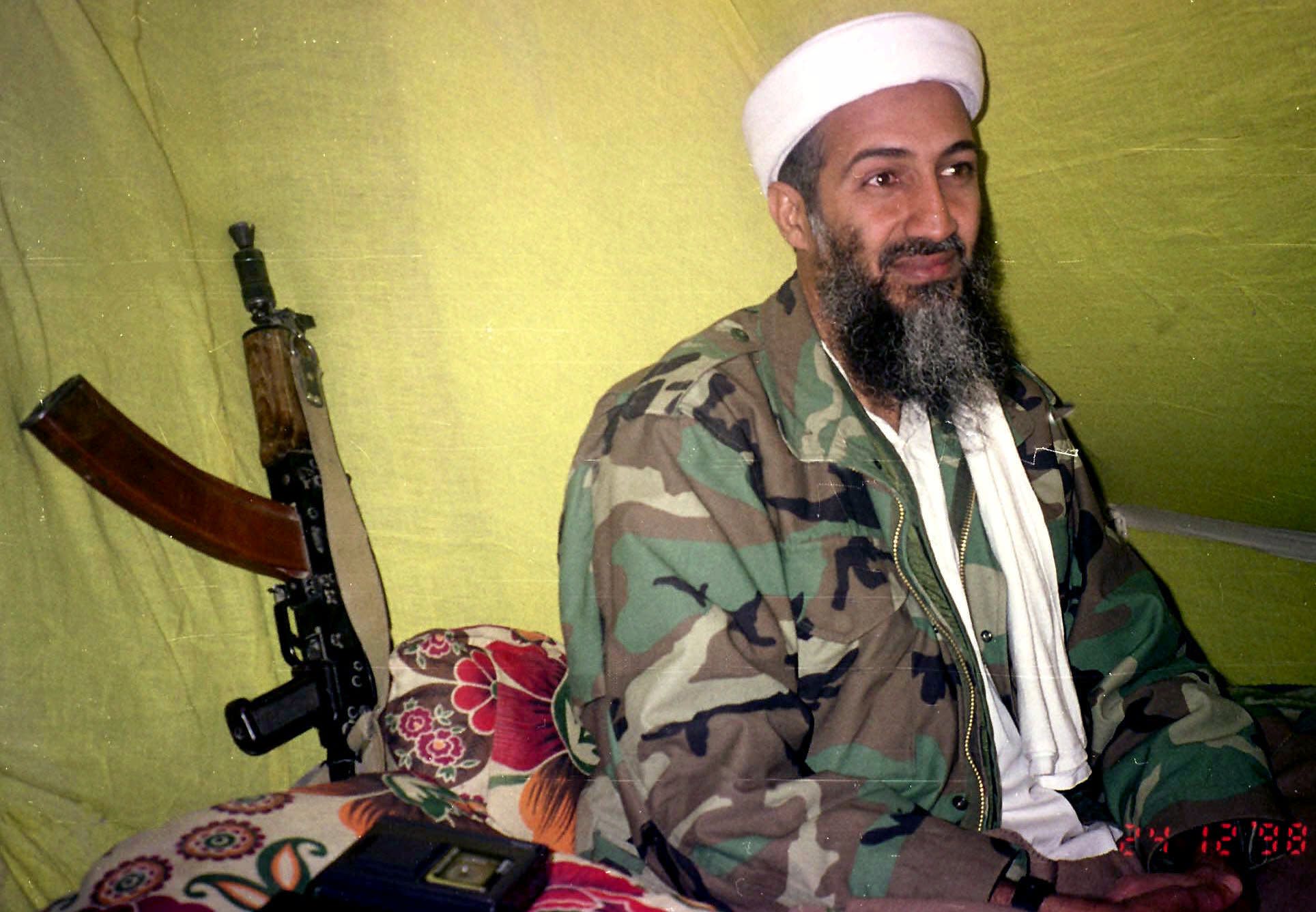 Esta foto de archivo del 24 de diciembre de 1998, Osama bin Laden, el líder de Al-Qaeda, habla con un grupo de reporteros en las montañas de la provincia de Helmand en el sur de Afganistán. Una persona al tanto de los acontecimientos dijo el domingo 1 de mayo de 2011 que bin Laden está muerto y Estados Unidos tiene su cuerpo. (AP foto/Rahimullah Yousafzai)