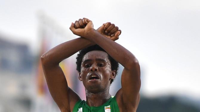 Ethiopia&#39;s Feyisa Lilesa crossed his arms above his head at the finish line of the men&#39;s marathon in Rio de Janeiro on August 21, 2016