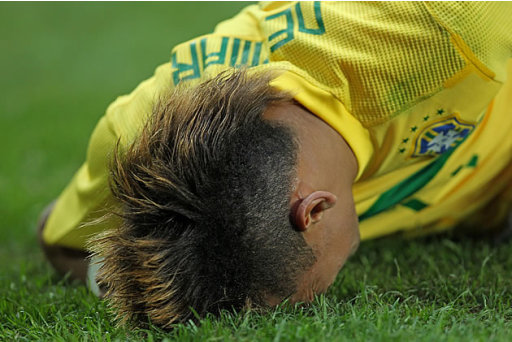 Neymar, da seleção brasileira, cai durante partida contra o Paraguai, pela Copa América