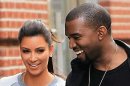 Kim Kardashian Pamer Anting Khusus Untuk Kanye west!