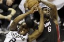 Kawhi Leonard (2), de los Spurs de San Antonio, y LeBron James (6), del Heat de Miami, batallan por un rebote durante la primera mitad del cuarto juego de la final de la NBA, el jueves 13 de junio de 2013 en San Antonio. Texas. (Foto AP/David J. Phillip)