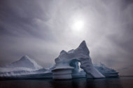 ARCHIVO - En esta foto de archivo del 19 de julio del 2007 se ve un témpano en Ammassalik, en el este de Groenlandia. Una nueva evaluación del cambio climático en el Artico demuestra que el hielo y la nieve en la región se están derritiendo más rápidamente de lo que se suponía y eleva fuertemente las proyecciones del aumento en el nivel del mar en el siglo presente (AP Foto/John McConnico, Archivo)