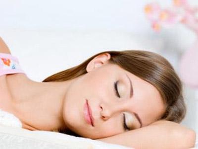 Tidur Tanpa Bantal Bisa Atasi Sakit Punggung dan Leher?