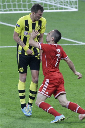 Bayern's Franck Ribery of France, right, argues with Dortmund's Kevin Grosskreutz during the Champions League Final soccer match between  Borussia Dortmund and Bayern Munich at Wembley Stadium in Lond