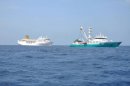 El pesquero 'The Trevignon' remolca el crucero 'Costa Allegra' (izq) en el Índico