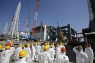 Jornalistas escoltados por funcionários da TEPCO visitam a central nuclear de Fukushima no dia 6 de março de 2013