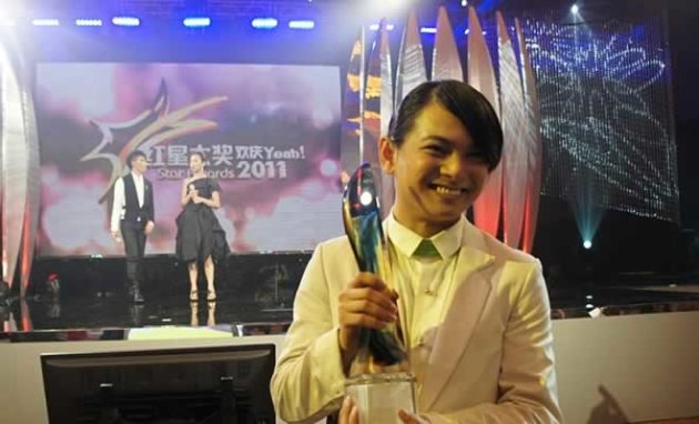 Chew with his trophy at the 2010 Star Awards (Photo courtesy of Dennis Chew)