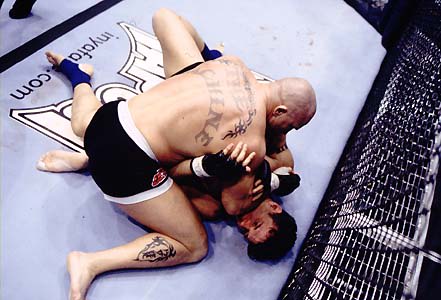 4. No UFC 38, em Londres, aconteceu o primeiro evento do Ultimate na Inglaterra. Nele, o britânico Ian Freeman atropelou o então jovem norte-americano Frank Mir, que conheceu a primeira derrota do car