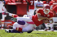 El quarterback de los Chiefs de Kansas City Matt Cassel es derribado por Brian Robison de Minnesota el domingo 2 de octubre de 2011. (AP Foto/Ed Zurga)