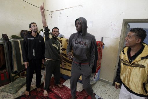 معتقلون من انصار القذافي داخل احد السجون في طرابلس