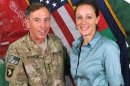 Imagen facilitada por la OTAN del director de la CIA, David Petraeus, junto a su biógrafa, Paula Broadwell, el 13 de julio de 2011 en Afganistán