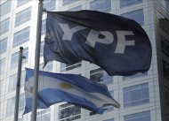 Detalle de las banderas de Argentina y de la petrolera YPF frente al edificio donde funcionan las oficinas centrales de la empresa en Buenos Aires. EFE/Archivo