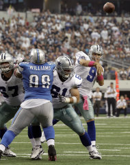 El quarterback de los Cowboys de Dallas Tony Romo lanza un pase de touchdown de seis yardas a Dez Bryant durante el segundo cuarto contra los Lions de Detroit el domingo 2 de octubre de 2011. (AP Foto/Tony Gutiérrez)