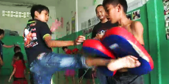 Kickboxing champ steps up for street kids (AFP)