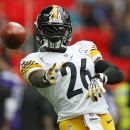 Pittsburgh Steelers running back Le'Veon Bell (26) passes a ball ahead of the NFL football game against Minnesota Vikings' at Wembley Stadium, London, Sunday, Sept. 29, 2013. (AP Photo/Sang Tan)