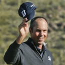 Matt Kuchar tips his cap to the crowd after winning 3 and 2 over Robert Garrigus in the quarterfinal round of play during the Match Play Championship golf tournament, Saturday, Feb. 23, 2013, in Marana, Ariz. (AP Photo/Ross D. Franklin)