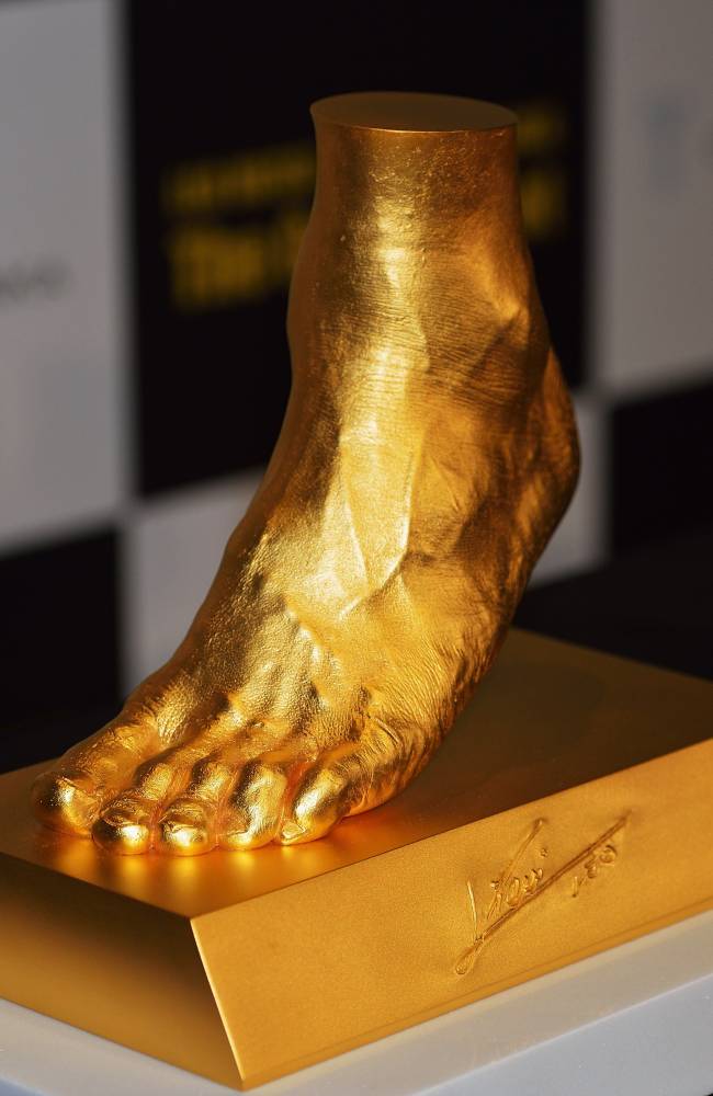 500-million-yen-golden-statue-20130305-223533-325.jpg