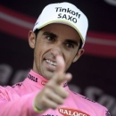 Tinkoff-Saxo rider Alberto Contador of Spain celebrates on the podium while wearing the leader's pink jersey after the 20th stage of the 98th Giro d'Italia (Tour of Italy) cycling race, a 199-km (124 miles) trek from Saint Vincent to Sestriere, Italy, May 30, 2015.  REUTERS/LaPresse/Fabio Ferrari