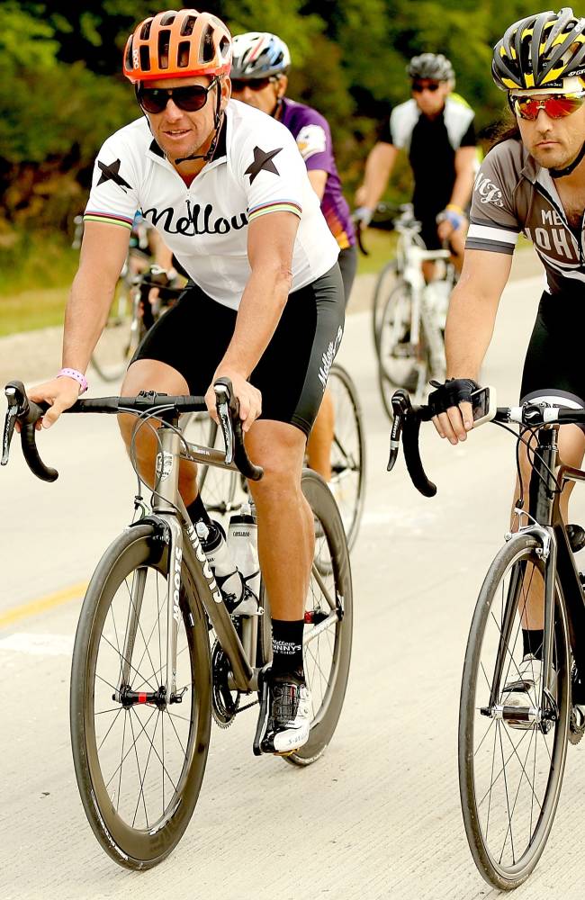 lance-armstrong-rides-ragbrai-20130723-191719-700.jpg