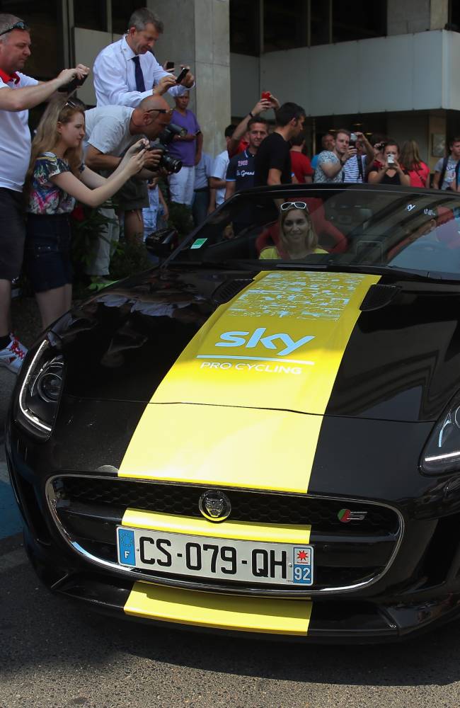 chris-froome-presented-jaguar-f-20130722-111344-217.jpg