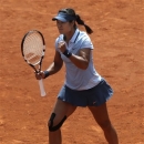 China's Li Na clenches her fist as she defeats Spain's Anabel Medina Garrigues during their first round match of the French Open tennis tournament at the Roland Garros stadium Monday, May 27, 2013 in Paris. Li Na won 6-3, 6-4. (AP Photo/Michel Euler)