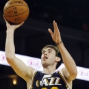 Utah Jazz's Gordon Hayward shoots during the first half of a preseason NBA basketball game against the Golden State Warriors in Oakland, Calif., Monday, Oct. 8, 2012. (AP Photo/George Nikitin)