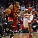 Chicago Bulls' Richard Hamilton, right, grabs the jersey of Cleveland Cavaliers' Wayne Ellington to stop him from a fast break during the first quarter of their NBA basketball game, Tuesday, Feb. 26, 2013, in Chicago. (AP Photo/Charles Cherney)