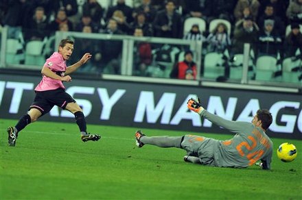 Juventus' Emanuele Giaccherini, Left, Scores