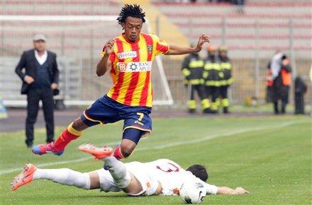 Lecce's Juan Guillermo Cuadrado Of Colombia, Top, And AS Roma's Jose Angel Of Spain Fight For The Ball